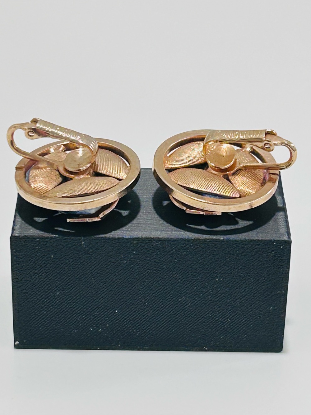 Sarah Coventry Brooch and Clip On Earrings Set Floral Circle Faux Pearl Stones - Picture 13 of 15